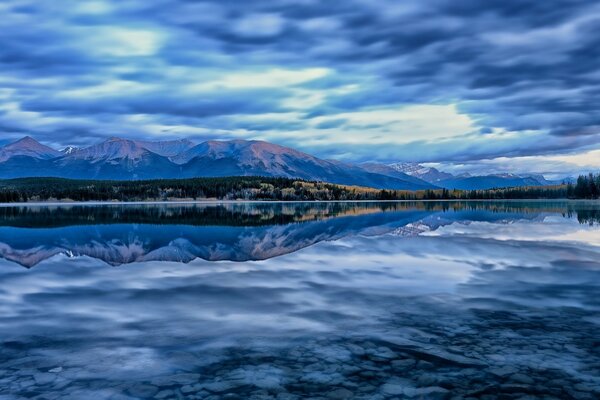 Outdoor recreation by the lake